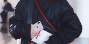 Mei Ting has a new hairstyle (wearing a black pleated windbreaker and a white T-shirt, simple and cool)