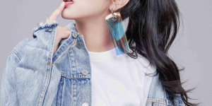 How fat has He Jie become? She showed up at the airport dressed like a passerby (wearing a pink T-shirt to show off her thick figure)