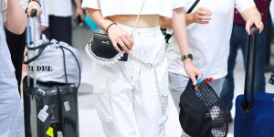 Han Xue participated in the recording of CCTV Dragon Boat Festival Gala (white T-shirt and pleated skirt are refreshing and sweet)