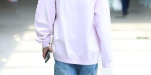 Yuan Shanshan walks in the airport in a friendly style (loose sweater, full of casual feel, protective glasses are safe and fashionable)