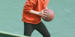 It’s hard to tell that Lu Han is almost 30 years old (he still looks like a teenager in his early spring hooded sweater)