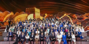 CCTV boys gathered for a dance party. Kang Hui wore a black T-shirt and looked like the big brother next door (the funny guy is the most serious)