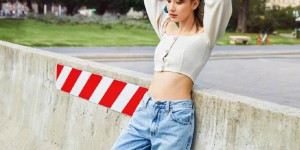 People whose legs are not straight enough can follow Lu Jingshan’s example and wear straight pants with a white T (the legs are straight and the proportions are slim)