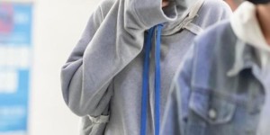 Yang Chaoyue’s lower body is missing while playing (the sweater, shorts, beautiful legs and wearing a hat are so cute)