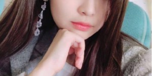 Simple and beautiful, take a look at Jennie wearing a black T-shirt and jeans (unobtrusive but irresistibly fashionable)