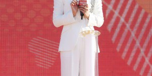 Liu Tao really doesn’t play by the rules (the black suit is paired with a hooded sweater, casual yet very fashionable)