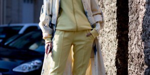 This lazy style suddenly became popular this year (a sweatshirt + sweatpants are comfortable and high-end)