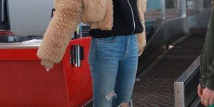 Xi Mengyao’s clothing really doesn’t cover it up (boyfriend-style sweatshirt paired with black pants and boots, her slender legs are so stunning)