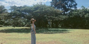 Yang Zi suddenly enlightened and actually wore a sweatshirt as a skirt (the beautiful legs paired with over-the-knee boots are very eye-catching)