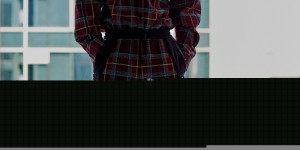 Little Sheep Zhang Yixing has a variety of styles (wearing a blue sweatshirt and khaki overalls to show off his trendy masculine style)