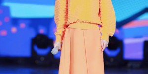 Xie Na doesn’t look like a mother to her children (she doesn’t forget to show off her long legs even when wearing a sweater, which makes people envious)