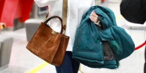 The milky white polar fleece sweatshirt is good for reducing age (Jane Zhang really knows how to match it with jeans and casual shoes, which is very fashionable)