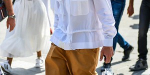 Three different colors of trousers teach boys how to navigate the spring and summer seasons (it will look good even with a white T-shirt)