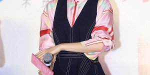 Liu Mintao is becoming more and more girlish (the bear sweater and pleated skirt are pink and age-reducing, and the pink color is so gentle)