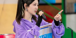 Yang Zi’s clothes are getting better and better (she looks so cute in a sweatshirt and skirt as a little girl)