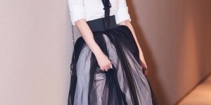 The 40-year-old Yin Tao is so good at wearing a simple white T-shirt, which is fashionable and slim (matched with jeans to make her legs look longer)