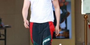 White T + sweatpants are very trendy (this body looks very tough)