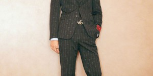 The bright red T-shirt + cargo shorts are fashionable and handsome (191cm tall like a supermodel)