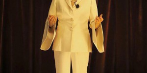 Wearing a striped T-shirt and wide-leg pants looks so stylish (wearing cat-ear sunglasses is even more eye-catching)