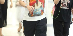 T-shirt creates a trendy center-parted hairstyle that is eye-catching (full of retro style)