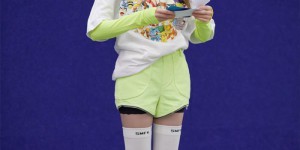 A white T-shirt off the street can also look high-end (a pair of beautiful legs is particularly photogenic)