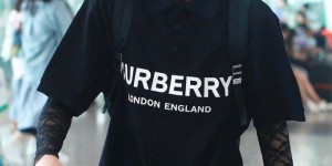 What color pants goes with a t-shirt (black t-shirt with black trousers is clean, simple and elegant)