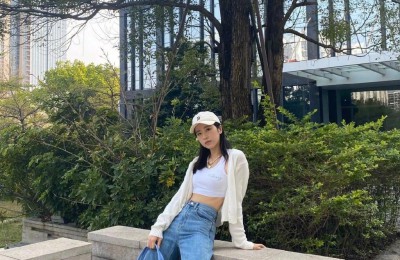 This time it’s not awkward to match up clothes. Zhou Yutong and Cheng Xiao wear the same T-shirt (but they are equally beautiful)