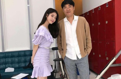 The outfit depends on the face series. IU wears a baggy and ill-fitting T-shirt (it doesn’t look sloppy but looks very sweet)