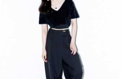 Zhang Liangying’s large-profile denim jacket is paired with a patchwork sweatshirt (a pair of boots makes her look handsome, youthful and handsome)