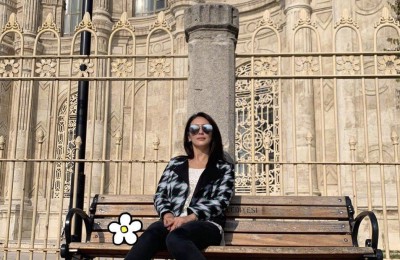 Zhang Yuqi is so confident that she wears a navel-baring T-shirt to show off her small waist (she has a slender figure that doesn’t look like a mother of two)