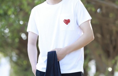 Celebrities support charity (love T-shirts and black tote bags look good in every look)