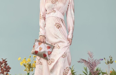 Yang Zi is good at wearing a black letter T-shirt with a color-blocking jacket (boldly contrasting colors to play with early autumn fashion)