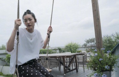 Liu Wen reinterprets the swimsuit as an outer wear (the short T-shirt of the silver-gray swimsuit is still fashionable even if it is not on the show)