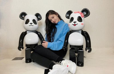 Lin Yun shares a set of daily private clothes (a simple sweatshirt paired with sweatpants is a must-have outfit when going out)