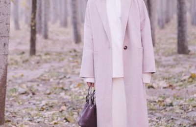 Don’t always wear a coat with a tacky bottoming shirt (coats + sweatshirts are popular this year to reduce age and look elegant)