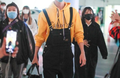 Boyfriend idol Chen Youwei wears a black T-shirt and jeans (the sunny smile is contagious)