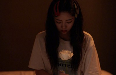 Tan Songyun is really too girly (the white T-shirt and jeans look comfortable, sweet and the huge hairpin is so eye-catching)