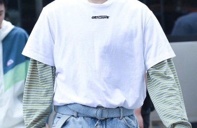 Yang Yang can’t hide his good figure (the T-shirt clings tightly to show off his macho chest muscles, and he has transformed from a young boy into a macho man)