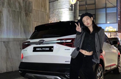 Jennie is so sexy without makeup, wearing a white T-shirt and a blue suspender skirt (fresh nose studs create a handsome contrast)