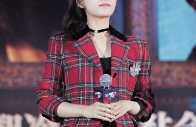 22-year-old Zhao Lusi is so sweet wearing a white T-shirt and shorts (she is a different exciting girl today)