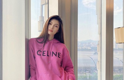 Rainie Yang posts private photos from her husband’s perspective (idol Lisa’s rose red sweatshirt shows off her vitality)