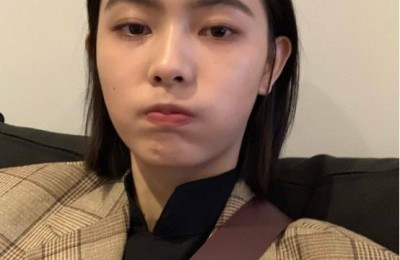 Zhao Jiali is worthy of her temperament in a fine suit with a black T-shirt and black pants (she shows off her charm casually)