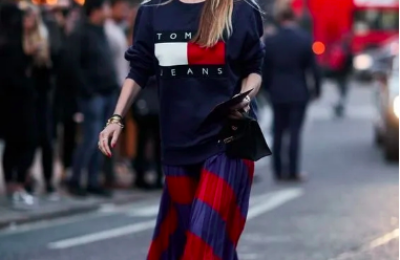 It looks so good to wear a sweatshirt in autumn (a must-have for a slim, casual and fashionable person to play with a variety of street styles)