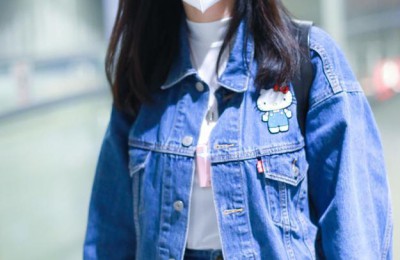 Liu Yan looks sexy and cute (a denim suit paired with a white T-shirt makes her look girly)