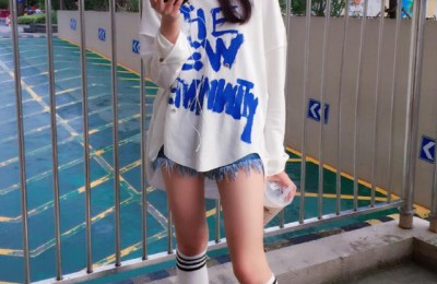 Xiao Miyue Chai Wei wears a white T-shirt and a brown leather skirt (she looks like Brigitte Lin’s biological daughter)