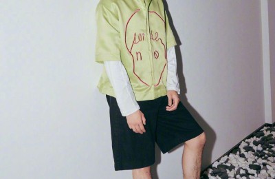 Wu Lei wears a gray hooded sweatshirt with a baseball cap of the same color (comfortable and casual, showing a sunny boyish style)