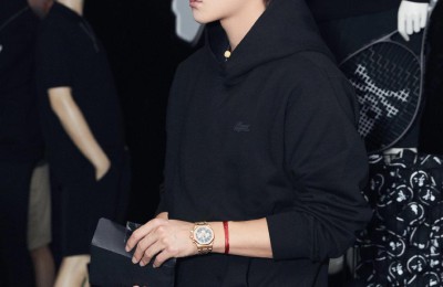 Huang Zitao wears a white hooded sweatshirt inside a denim jacket (full of fashion and looks handsome)