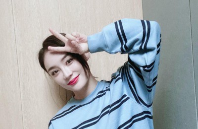 The queen of waistcoat line Yuan Shanshan is here in her private clothes (beige sweatshirt paired with denim shorts shows youthful vitality)