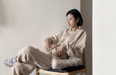 Zhou Yutong’s handsome private wear blue logo sweatshirt paired with gray sweatpants (interpretation of a spontaneous and playful girl)