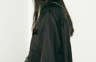 Let hats help you with your sense of fashion in winter (Yang Mi wears a peaked cap and a sweatshirt to be casual and look younger)